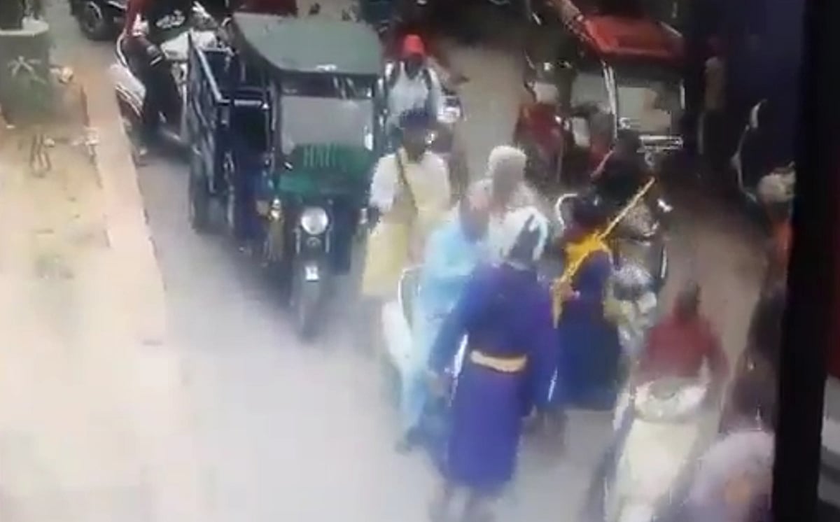 X : Shiv Sena (Punjab) leader attacked with swords in broad daylight in Ludhiana, condition serious